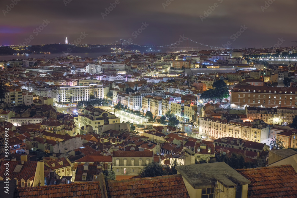 Calles de Lisboa por la noche.