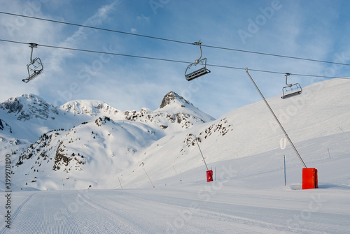 Estación de esquí y pista con telesillas en el pirineo aragonés.  photo