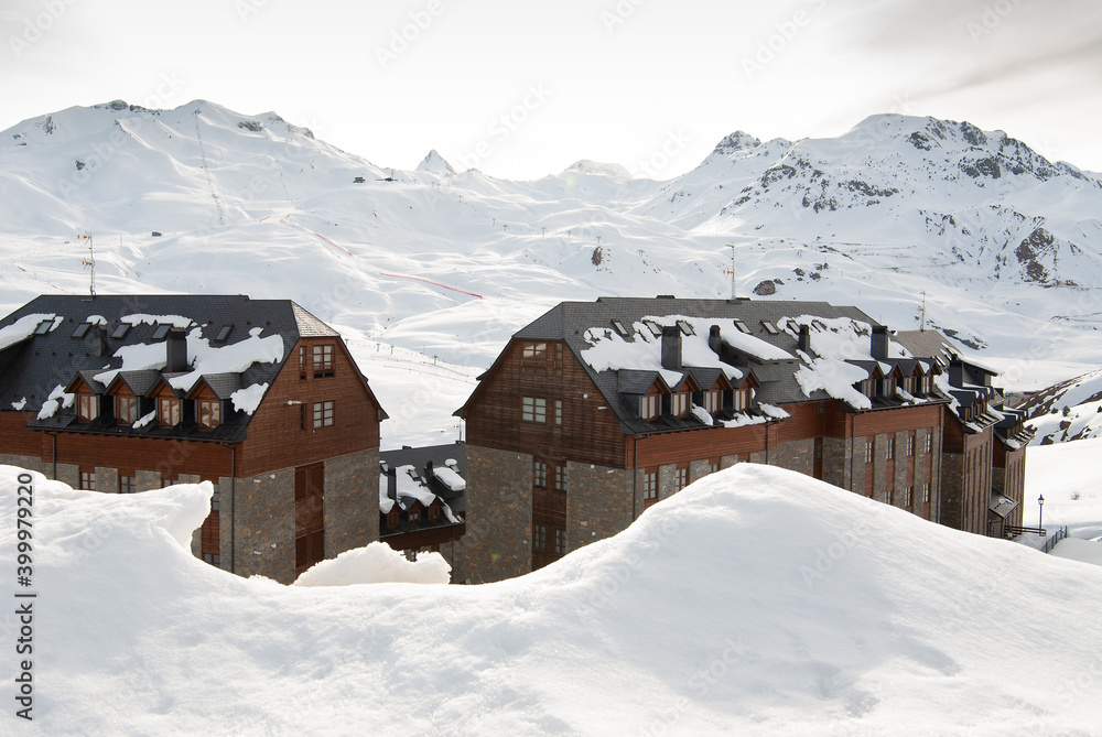 Zona residencial rodeada de nieve en una estación de esquí del pirineo aragonés. 