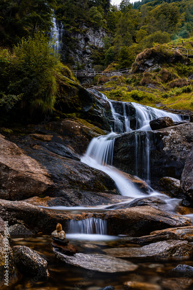 Fototapeta premium Bachläufe, Flüsse und Wasserfälle im wunderschönen Verzascatal in der Schweiz im Tessin, ein tolles Reiseziel für den nächsten Urlaub, wenn man die Natur erleben will