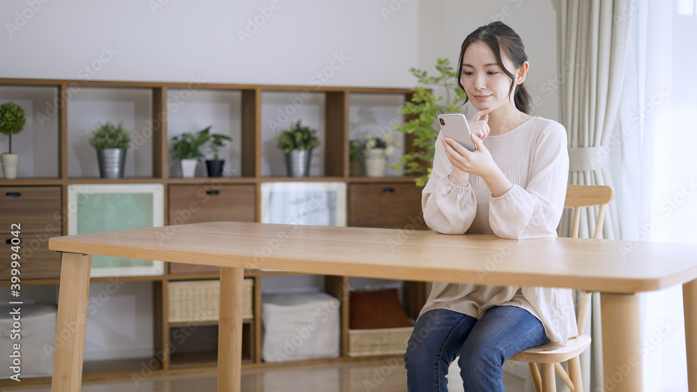 スマートフォンを使う若い女性 スマートフォンを使う若い女性