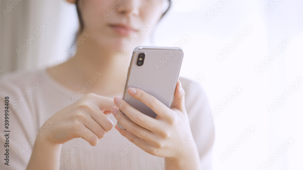 スマートフォンを使う若い女性 スマートフォンを使う若い女性