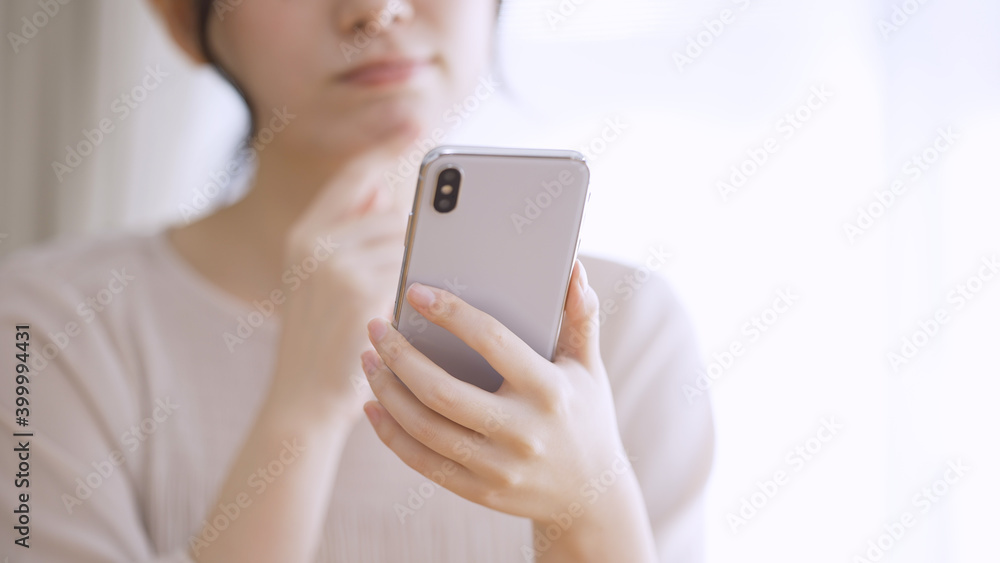 スマートフォンを使う若い女性 スマートフォンを使う若い女性