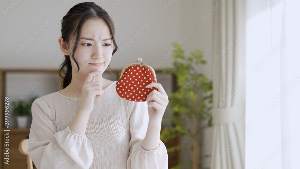 Φωτογραφία 財布を持っている若い女性