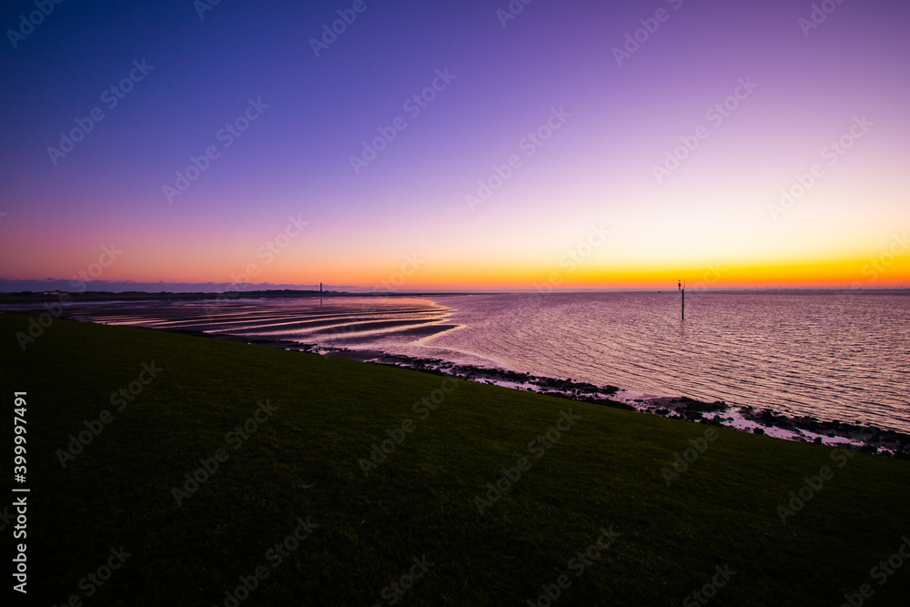 Φωτογραφία Sunrise on the coast of Norderney with a view of the sea