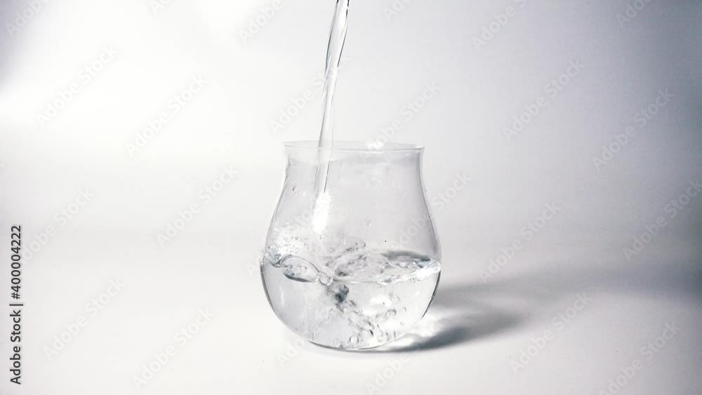 コップに注がれる水① コップに注がれる水①