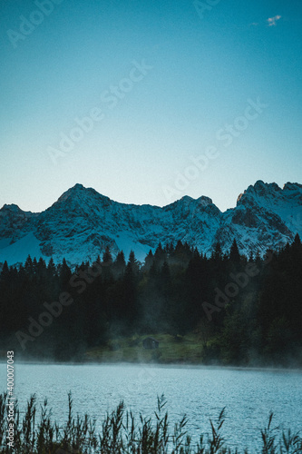 Berge früh morgens mit Nebel