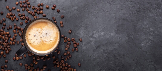 Küchenrückwand glas motiv Kaffee und Kaffeebohnen Horizontales Banner mit Tasse Kaffee und Kaffeebohnen auf dunklem Steinhintergrund. Ansicht von oben. Platz kopieren  © lizaelesina