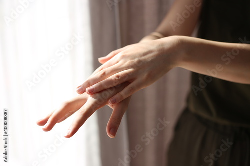 kobieta dezynfekuje ręce żelem antybakteryjnym przed wirusami dezynfekcja rąk 