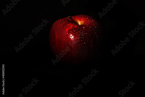 delieciosa manzana roja con gotas de agua
