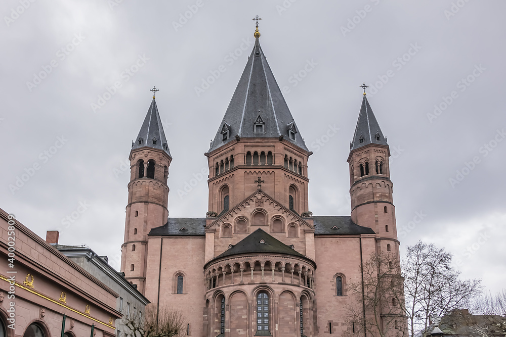 Roman Catholic Mainz Cathedral or St. Martin's Cathedral (Der Hohe Dom zu Mainz, from 975 AD). In Old Town of Mainz rise the six towers of St. Martin's Cathedral. Mainz, Rhineland-Palatinate, Germany.