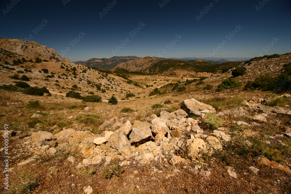 Páramo de montaña con pasto seco en verano. Sierra Espuña (Murcia).