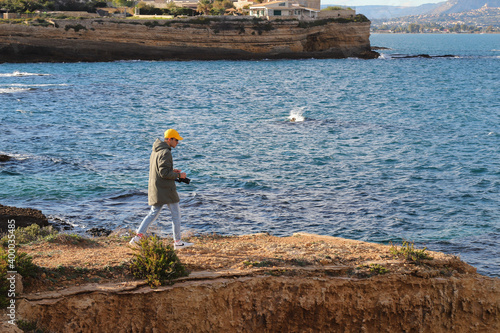 Fotografo giovane a Siracusa nella scogliera della Pillirina  photo