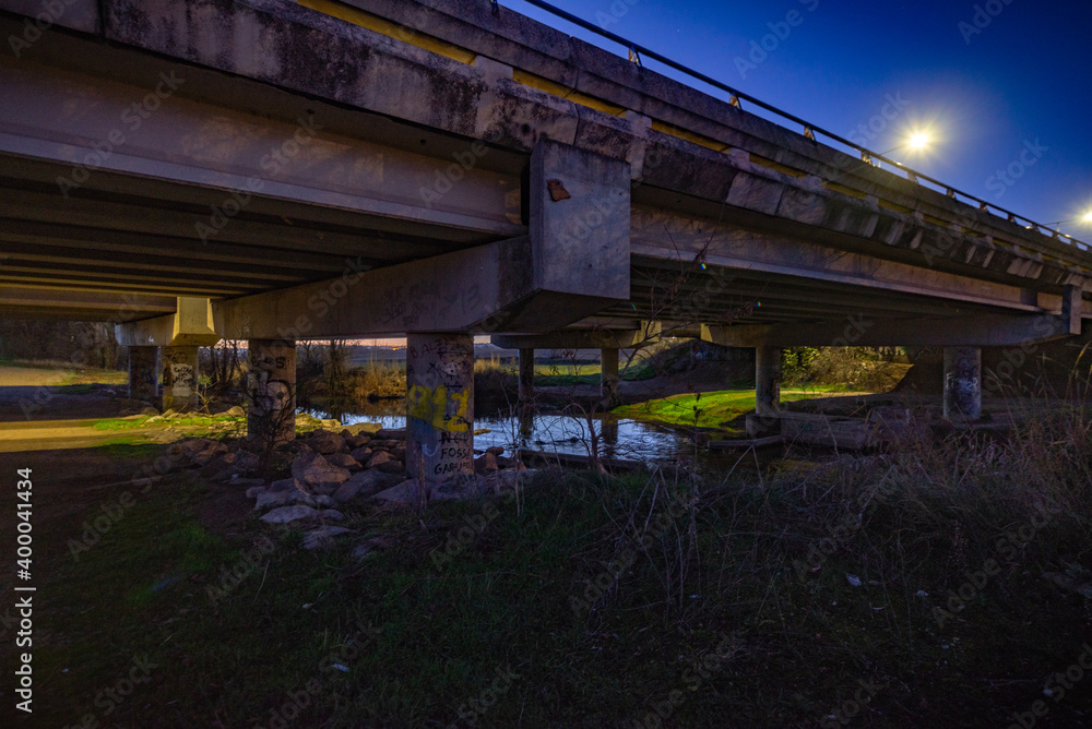 puente en el campo por la noche en invierno