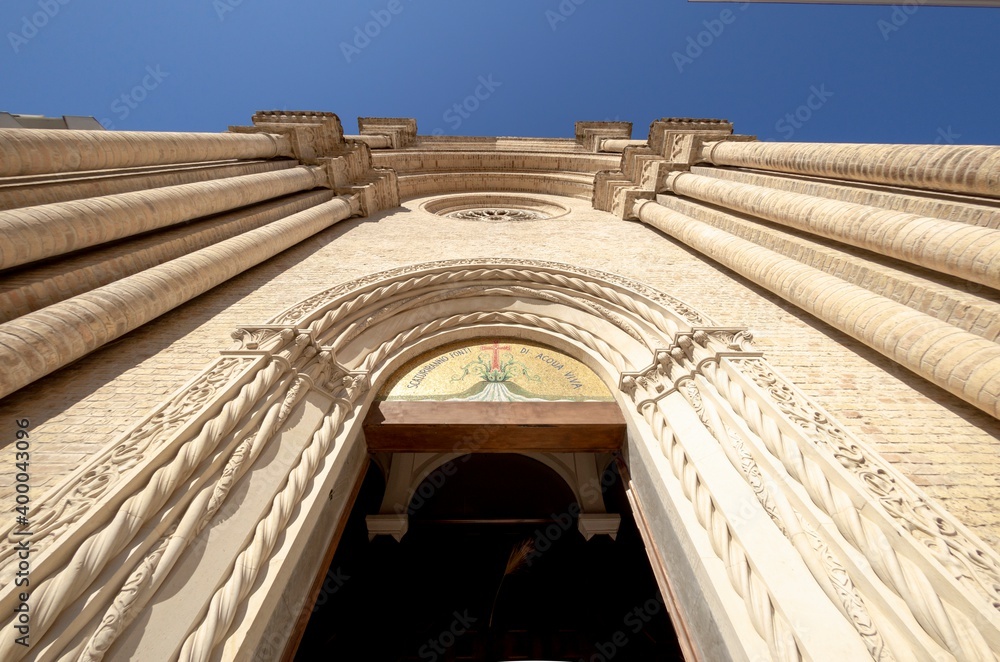 Φωτογραφία View of the facade of the church of the Sacred Heart of Jesus in Pescara