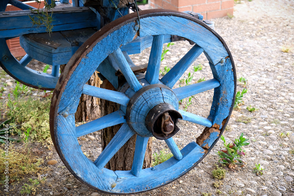 Ruota arrugginita del vecchio carretto di legno