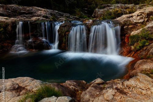 Cascada con aguas sedosas