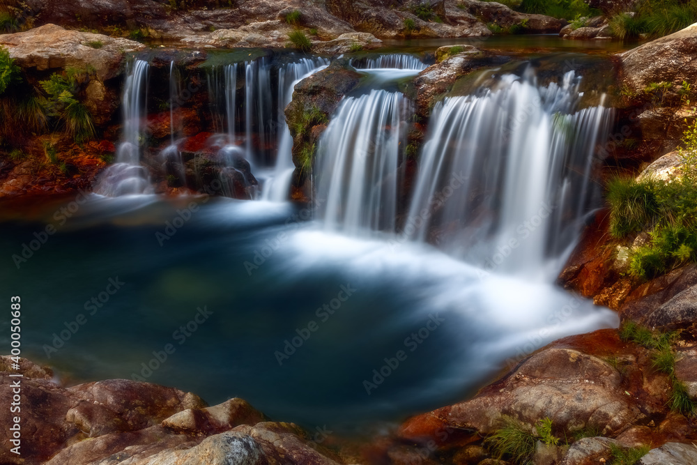 Fototapeta premium Cascada con aguas sedosas