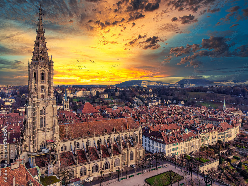 Bern Münster Altstadt Seitenaufnahme in Abend Stimmung