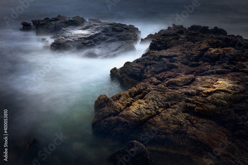 Aguas sedosas en torno a rocas