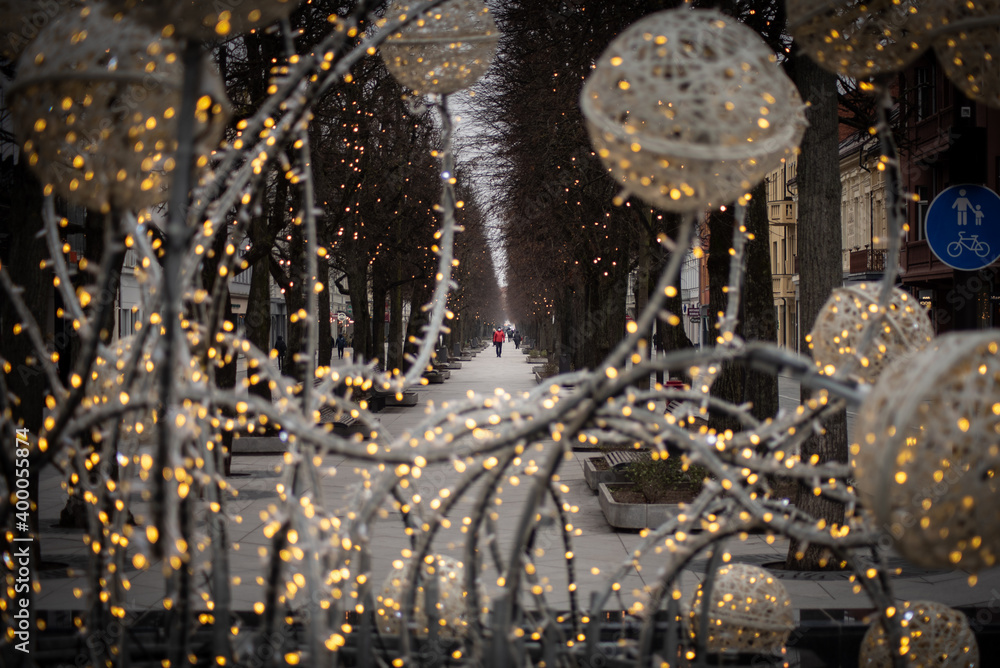 Obraz premium Christmas decoration made out of a fountain in a city center and alley behind it