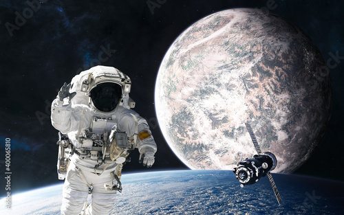 Fototapeta Naklejka Na Ścianę i Meble -  Space station, astronaut on the background of planets in deep space. Science fiction. Elements of this image furnished by NASA