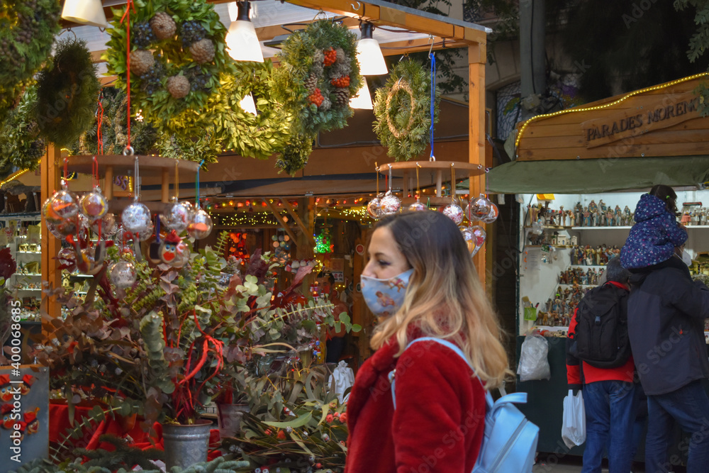 Obraz premium Woman buying some souvenirs at a Christmas market.