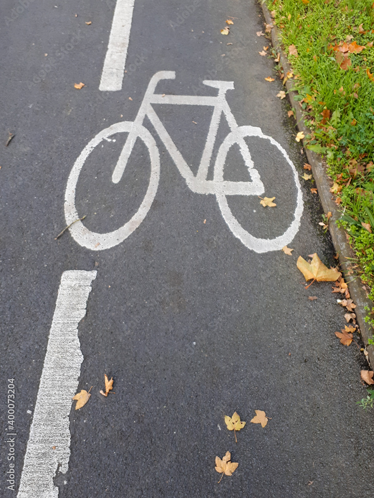 Obraz premium Vertical shot of empty bicycle lane sign on the road in Germany