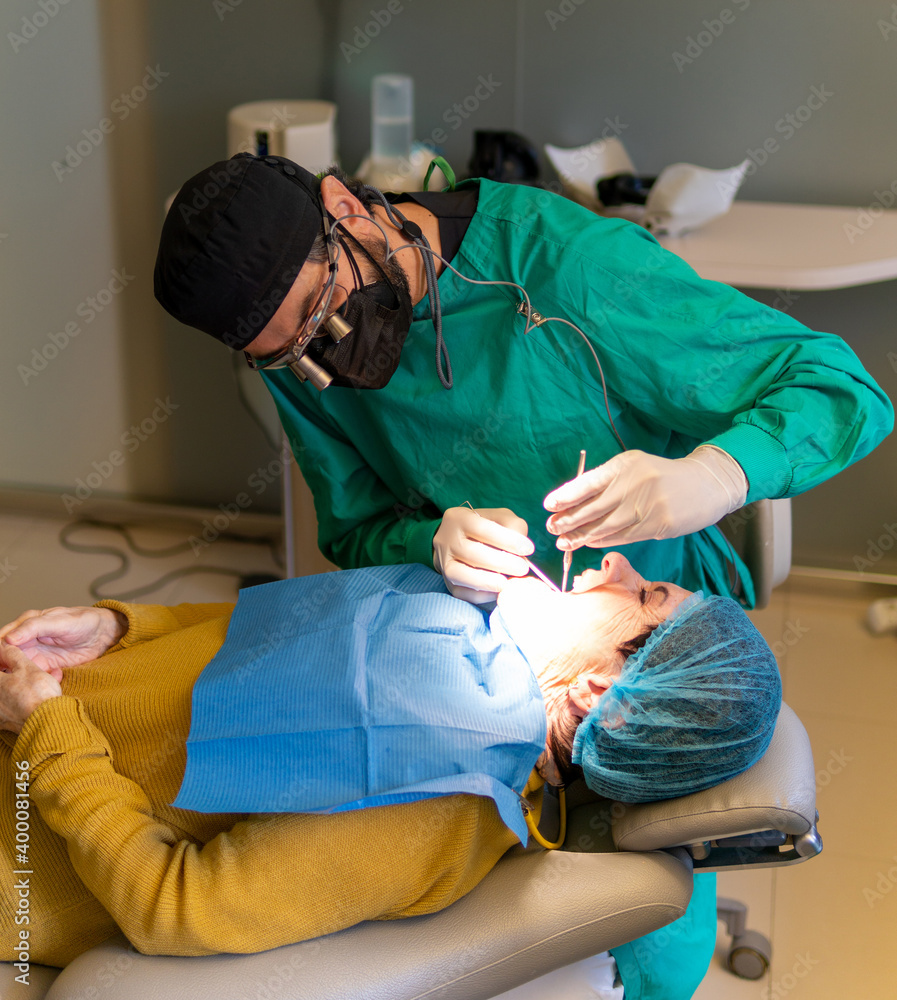 Obraz premium Dentist at work