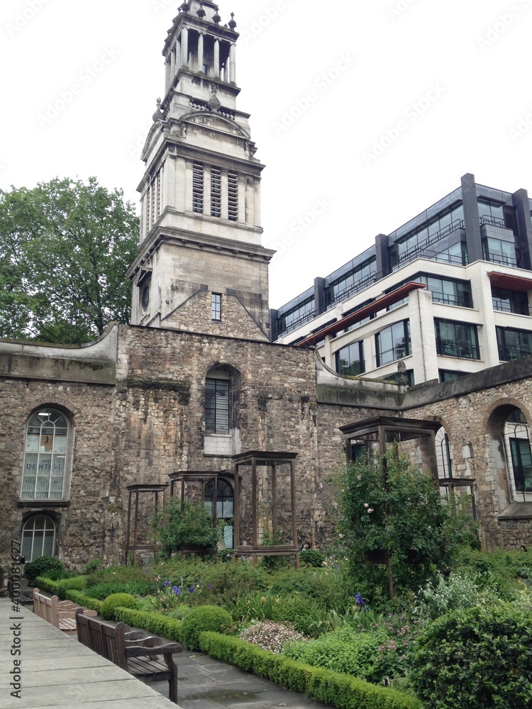park in the ruins of an old church in the city centre of London
