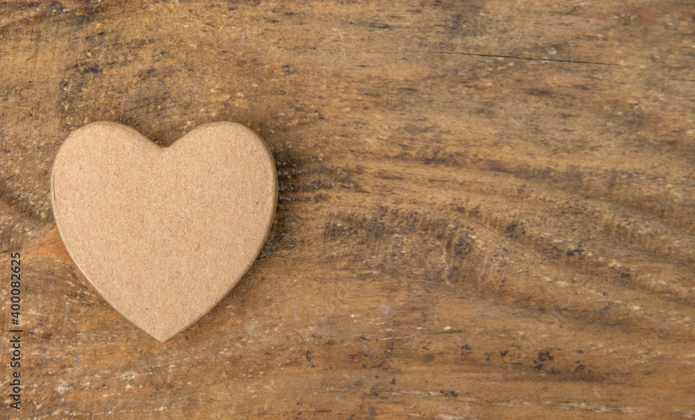 Obraz premium Cardboard heart on a wooden table
