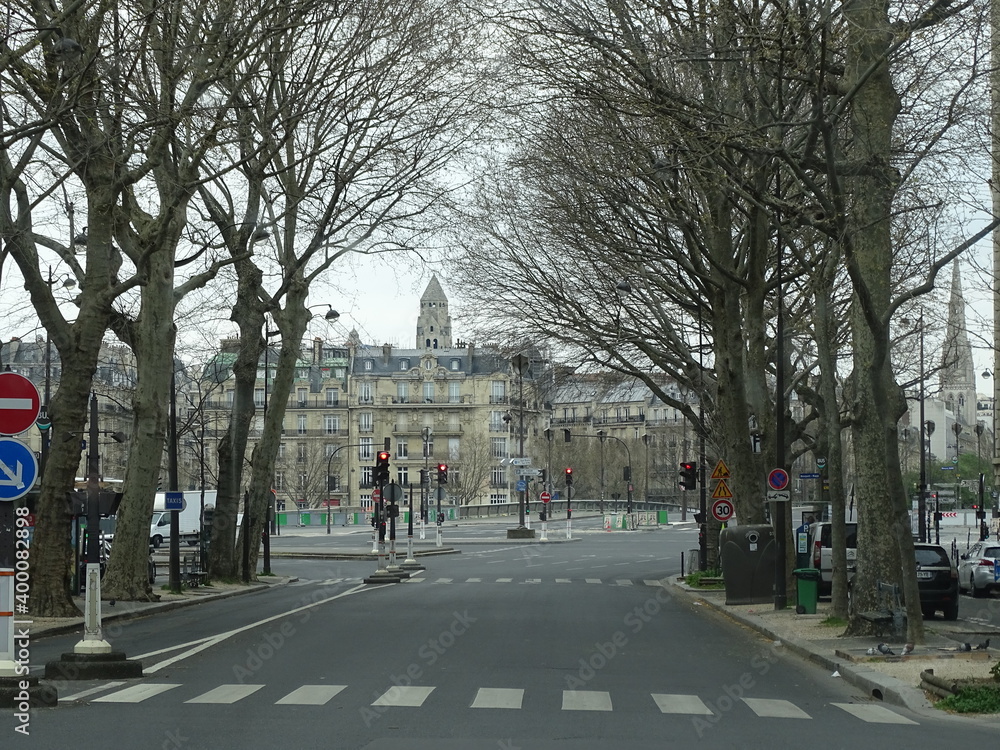 calle de París totalmente vacía por cuarentena de coronavirus. Perspectiva con árboles y señales de tránsito. algunos edificios