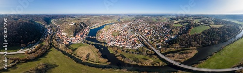 Bild einer Panorama Luftaufnahme mit einer Drohne der Stadtansicht des Markt Kallm  nz Kallmuenz in Bayern und der Br  cke   ber den Fluss Naab und Vils und der Burg Ruine auf dem Berg  Deutschland