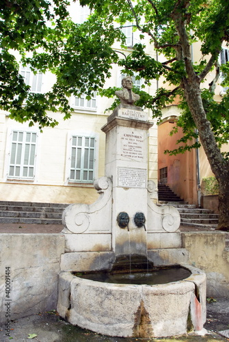 Photography Ville d'Aubagne, fontaine docteur Barthélémy Place de Guin,  département des Bou