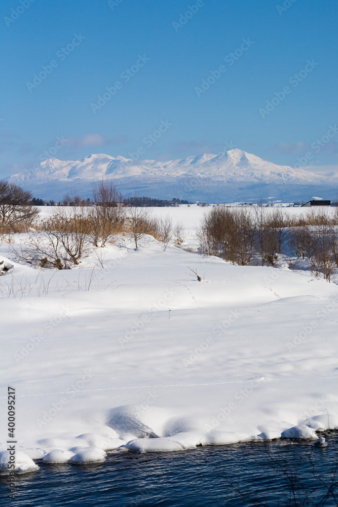 冬の河原と雪山と青空　大雪山
