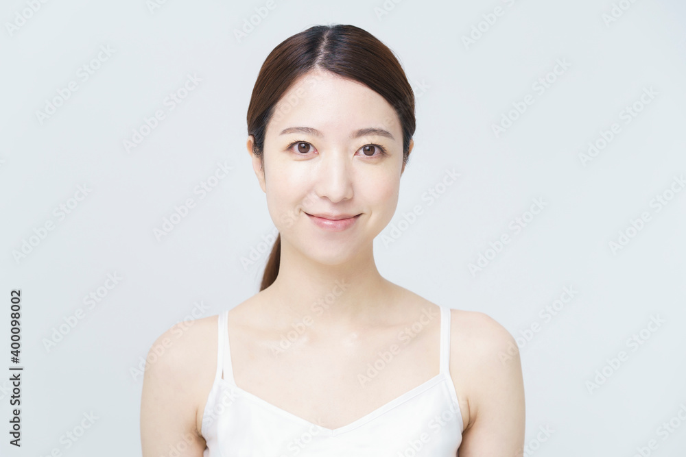 美容・スキンケアイメージ・白いキャミソールを着て微笑む女性 美容・スキンケアイメージ・白いキャミソールを着て微笑む女性