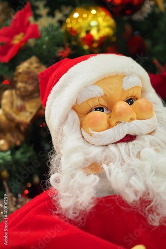 クリスマスツリーやオーナメント、サンタクロースなどおしゃれで楽しい暖かい空間