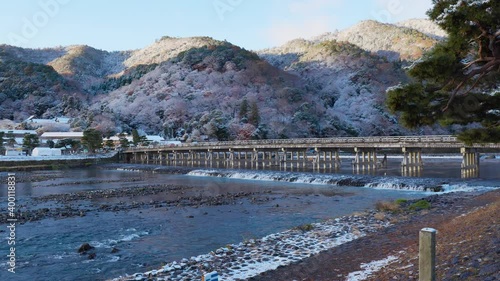 雪化粧をした京都　嵐山　渡月橋の冬