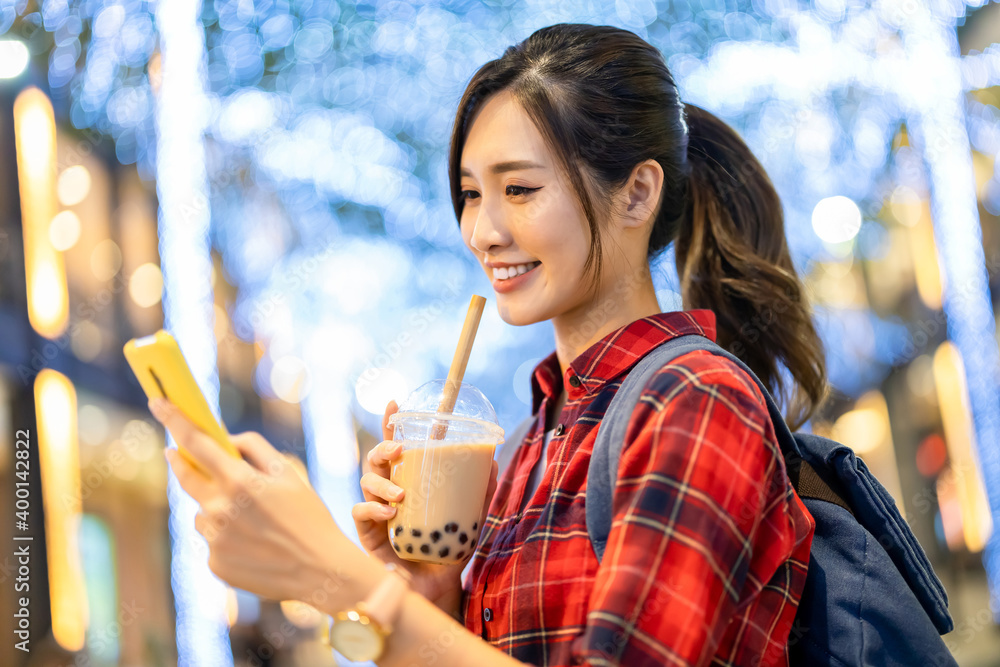Naklejka premium traveler with pearl milk tea