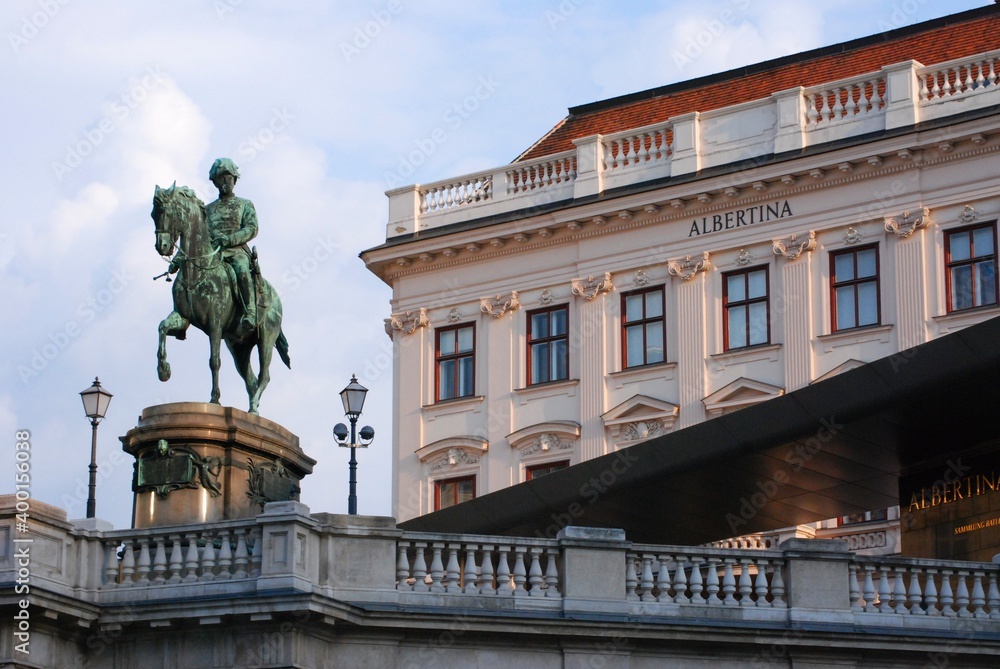 Das Erzherzog Albrecht Denkmal vor der Albertina in Wien. Stock Photo