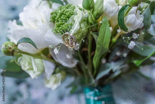 wiązanka ślubna z żywych białych kwiatów