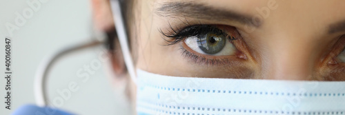 Schilderij op canvas Confident look doctor in protective medical mask