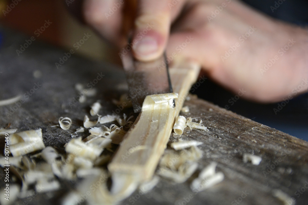 Mani artigiano che lavora il legno. Lavorazione del legno. Mani artigiano che lavora il legno. Lavorazione del legno.