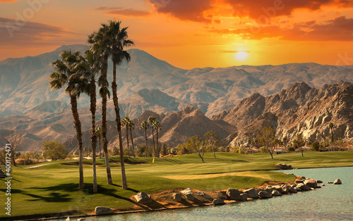Fotografia golf courseat sunset  in palm springs, california