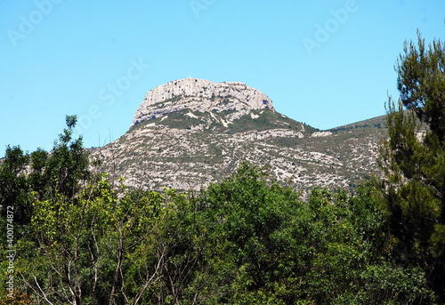 Massif du Garlaban (731 mètres) surplomb la ville d'Aubagne, département des Bouches-du-Rhône, France
