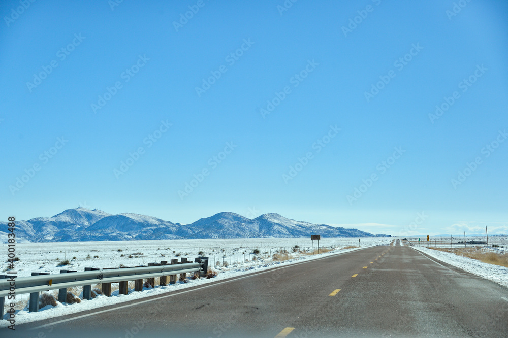 除雪した雪道をドライブ