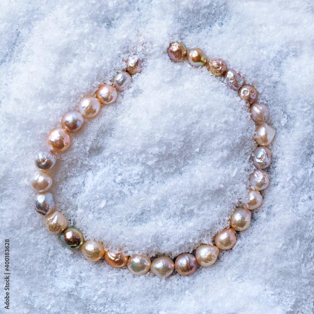 Obraz premium Luxury elegant baroque pearl bracelet on white snow background