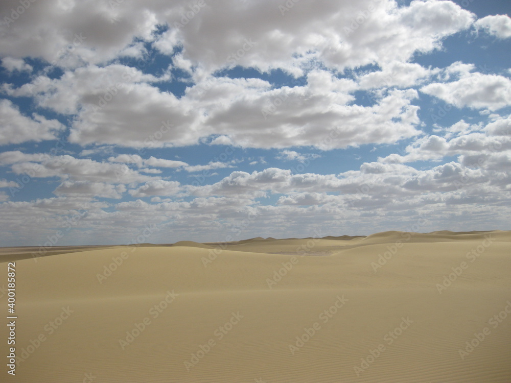 Désert égyptien avec ciel bleu et nuages blancs