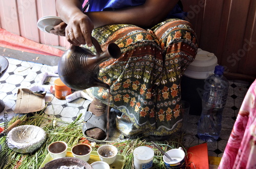Tradicional ceremonia del café, en una casa particular de la ciudad de Dessie, en el centro norte de Etiopia