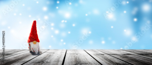 WEihanchtswichtelmännchen vor unscharfem Hintergrund